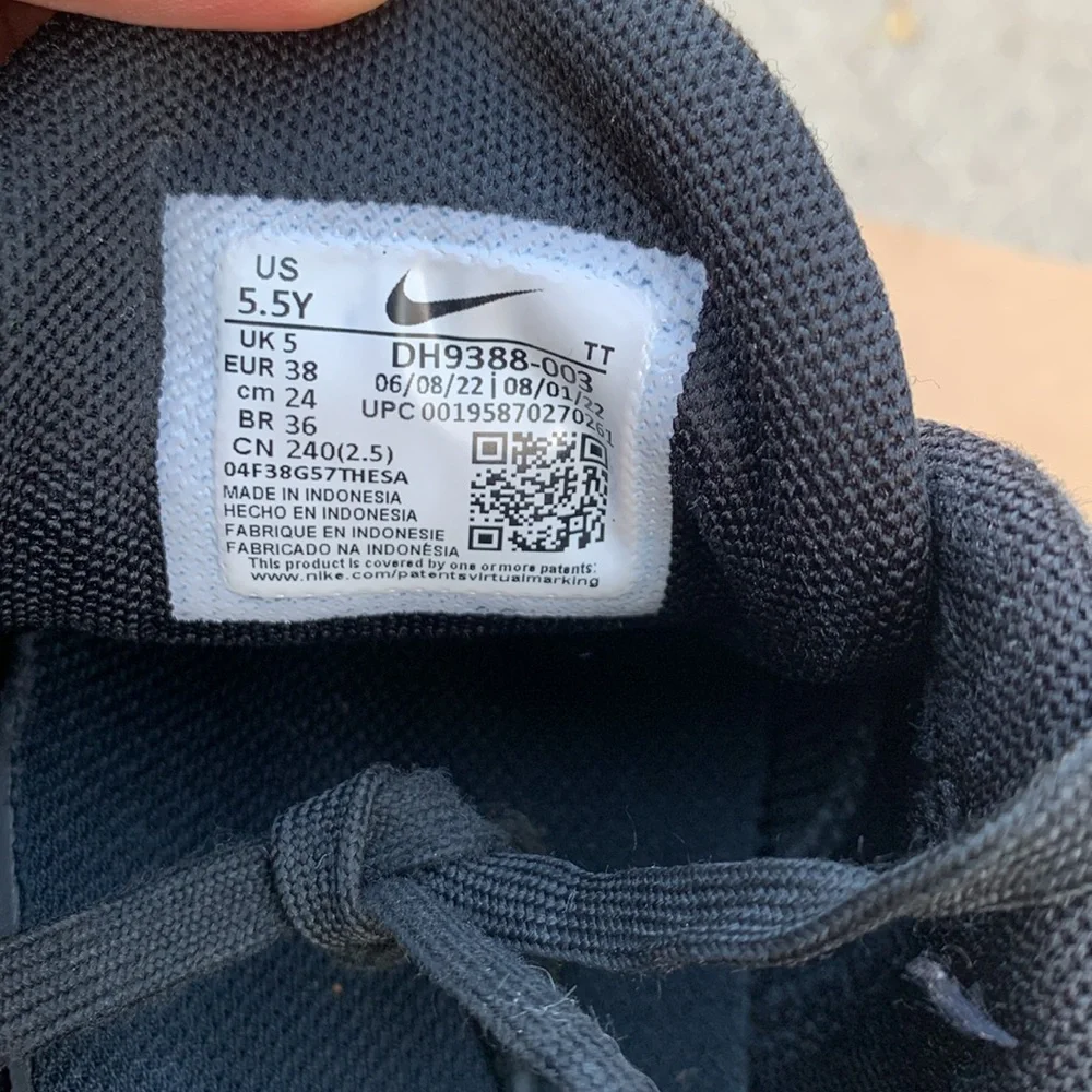 Nike Kids Black Sneakers - Youth Size 5.5 - Picture 8 of 10